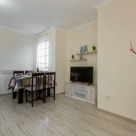 2nd Floor 1bedroom With Pool View Eq Napospart